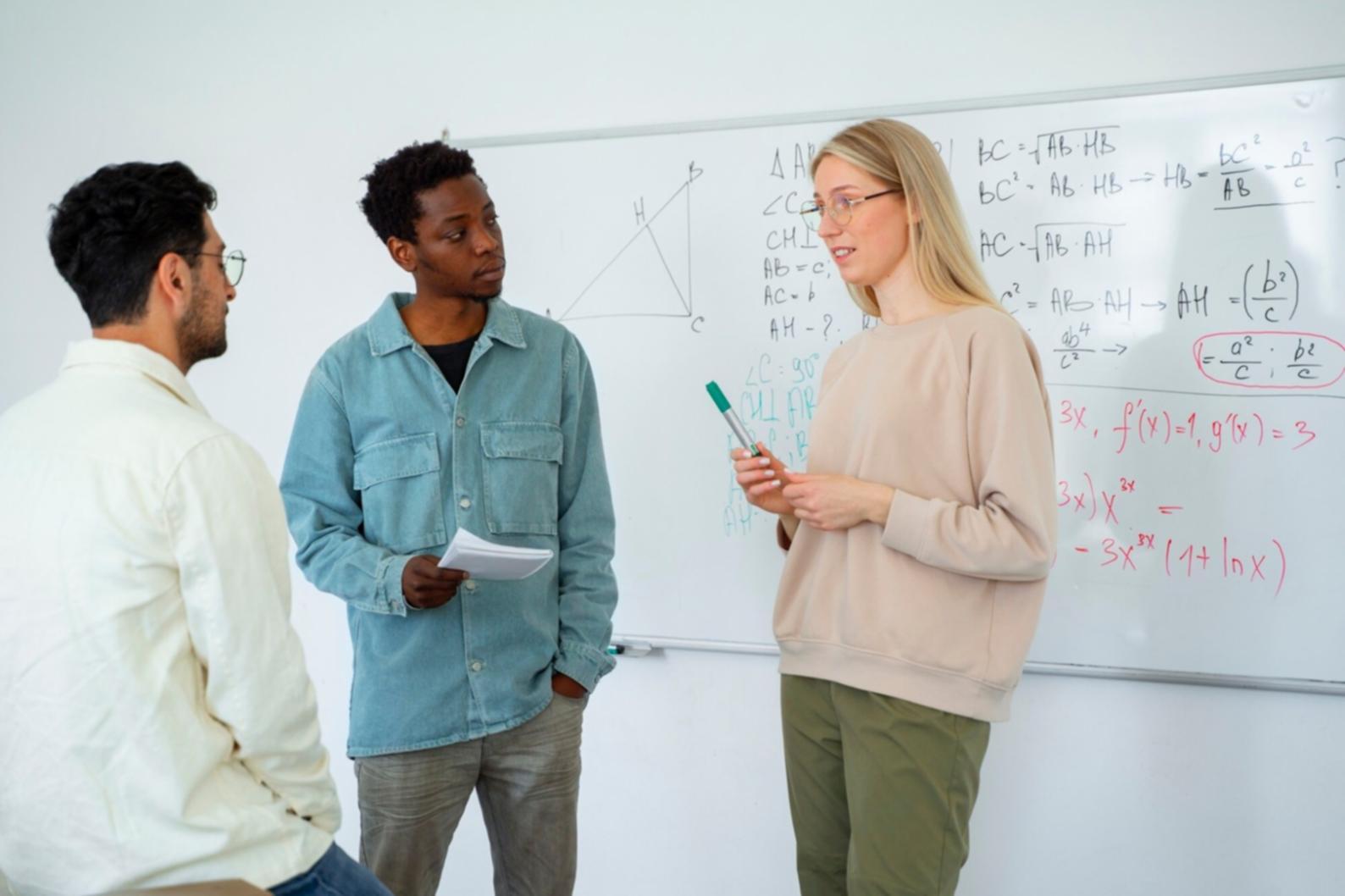 Finanzielle Dokumente und Analysetools auf einem Schreibtisch